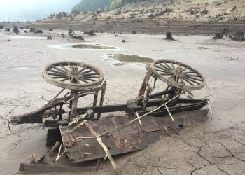 When This Oregon Lake Dried Up In 2015, The Relics Of An Eerie Ghost Town Emerged